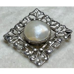 画像2: 四角いデザインが素敵なマベパールシルバーブローチ1940年イギリス