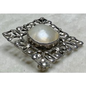 画像4: 四角いデザインが素敵なマベパールシルバーブローチ1940年イギリス