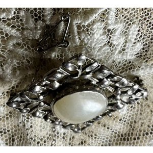 画像16: 四角いデザインが素敵なマベパールシルバーブローチ1940年イギリス