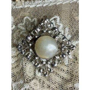 画像12: 四角いデザインが素敵なマベパールシルバーブローチ1940年イギリス