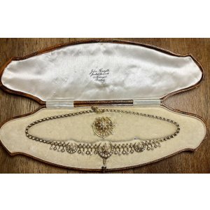 画像1: オリジナルボックスの素晴らしいシードパールゴールドネックレス&ブローチ1890年