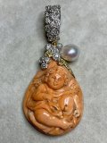 ふっくらして可愛い天使のサンゴカメオペンダント1960年イタリア