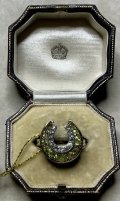 綺麗な色合いのペリドットとダイアモンドの馬蹄リング1890年イギリス