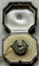 綺麗な色合いのペリドットとダイアモンドの馬蹄リング1890年イギリス