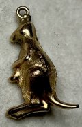 赤ちゃんもお腹に入っているカンガルーのチャーム1940年イギリス