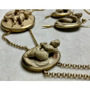 画像16: 天使がいっぱいのラーバストーンカメオネックレス＆ピアスセット1880年イギリス