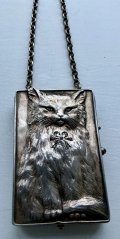 表情が素晴らしい猫のシルバーコンパクトミラーバッグ　1911年　ルイ・クッペンハイム作