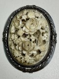 お花の彫りが綺麗なアイボリーブローチ1880年イギリス