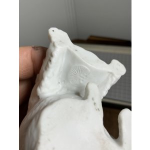 画像3: レースのボンネットを着せられて嫌がっているホイバッハビスクドッグ1905年ドイツ