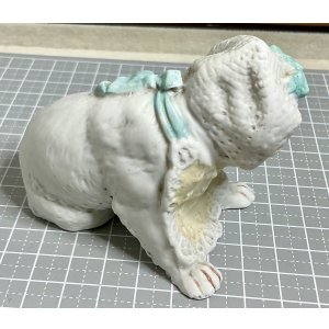 画像9: レースのボンネットを着せられて嫌がっているホイバッハビスクドッグ1905年ドイツ