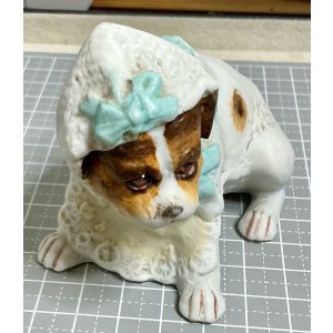 画像11: レースのボンネットを着せられて嫌がっているホイバッハビスクドッグ1905年ドイツ