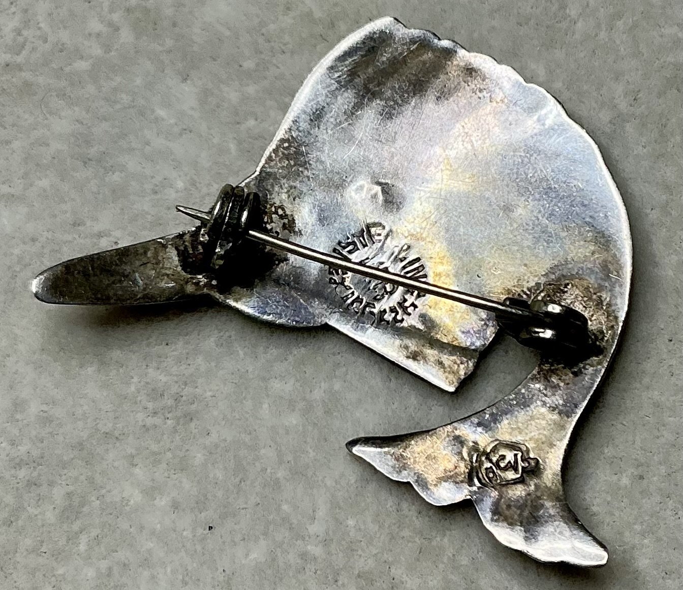 可愛いカジキマグロのシルバーブローチ1970年 - アンティークまねきねこ