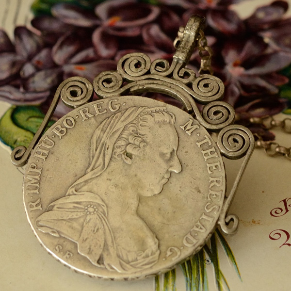 マリア テレジア像の銀貨 コイン加工ペンダントin005アンティークまねきねこ